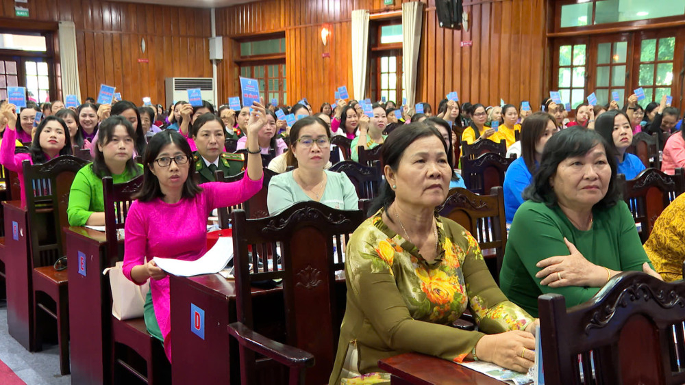 Đại biểu thông qua dự thảo nghị quyết Đại hội