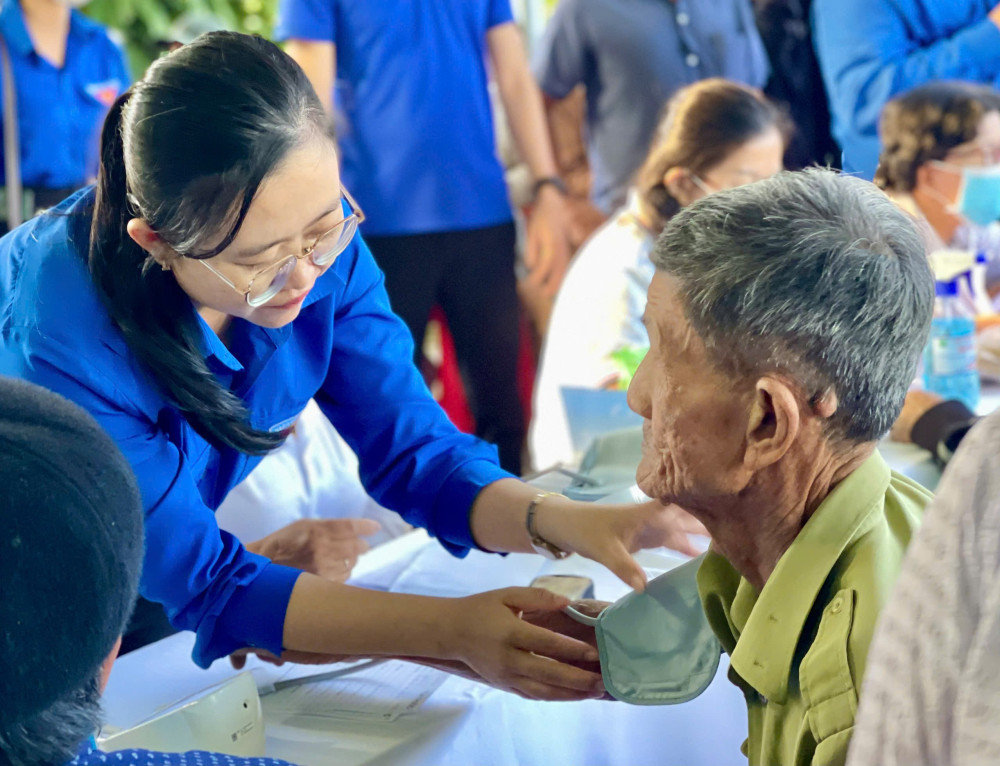 Đội thầy thuốc tình nguyện khám bệnh miễn phí cho người dân xã Mỹ Quý