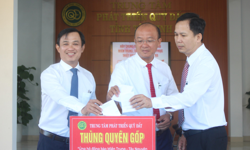 Trung tâm Phát triển quỹ đất tỉnh Tây Ninh quyên góp ủng hộ đồng bào khắc phục hậu quả mưa, lũ