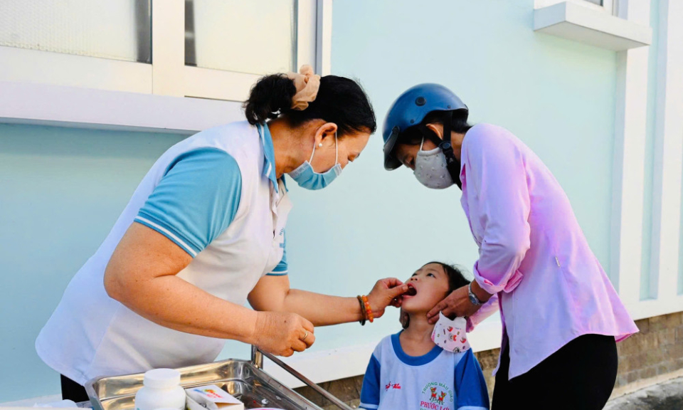 Xã Mỹ Yên: Hơn 2.400 trẻ em được uống bổ sung vitamin đợt 2 năm 2025