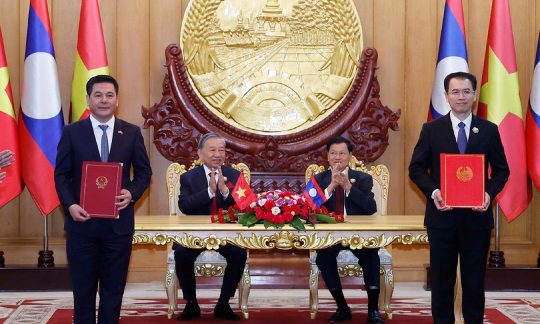 Tổng B&iacute; thư T&ocirc; L&acirc;m v&agrave; Tổng B&iacute; thư, Chủ tịch nước L&agrave;o chứng kiến Lễ trao c&aacute;c văn kiện hợp t&aacute;c