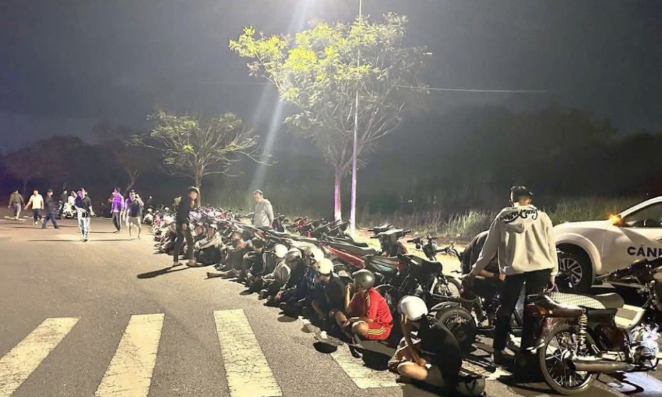 Xử lý nhóm thanh thiếu niên tụ tập chạy xe máy nẹt pô