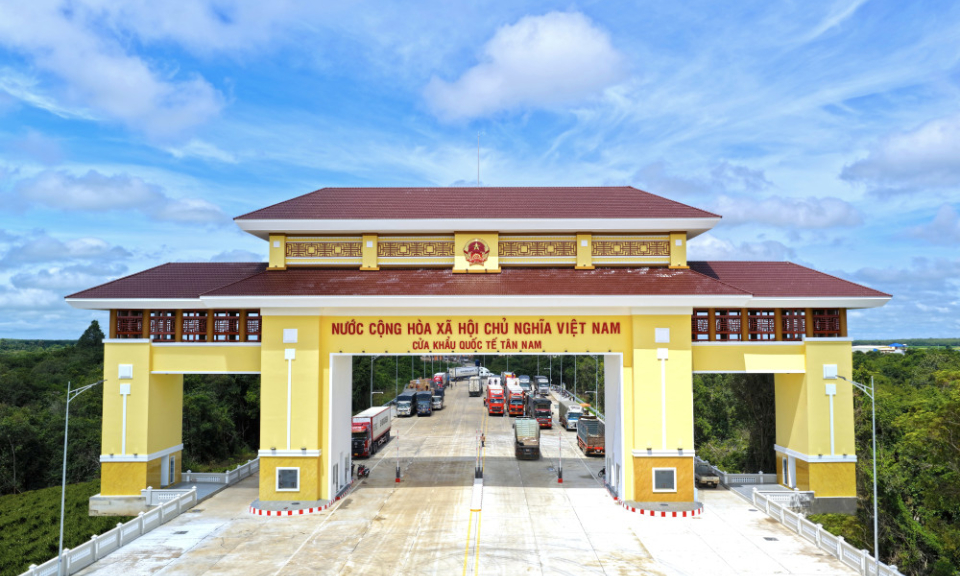 Cửa khẩu Quốc tế Tân Nam: 'Cửa ngõ vàng' của vùng kinh tế trọng điểm phía Nam 