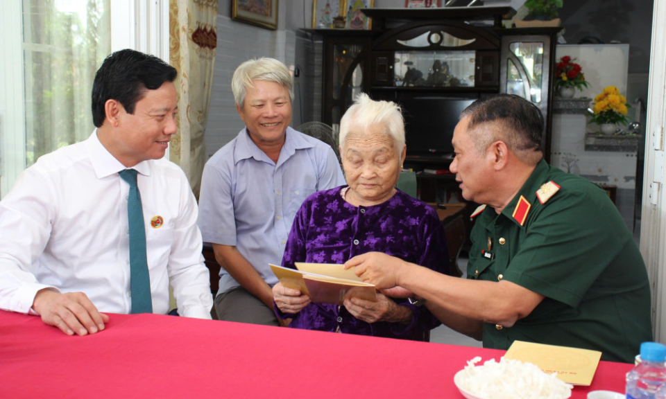 Thăm, tặng quà Mẹ Việt Nam anh hùng và gia đình chính sách