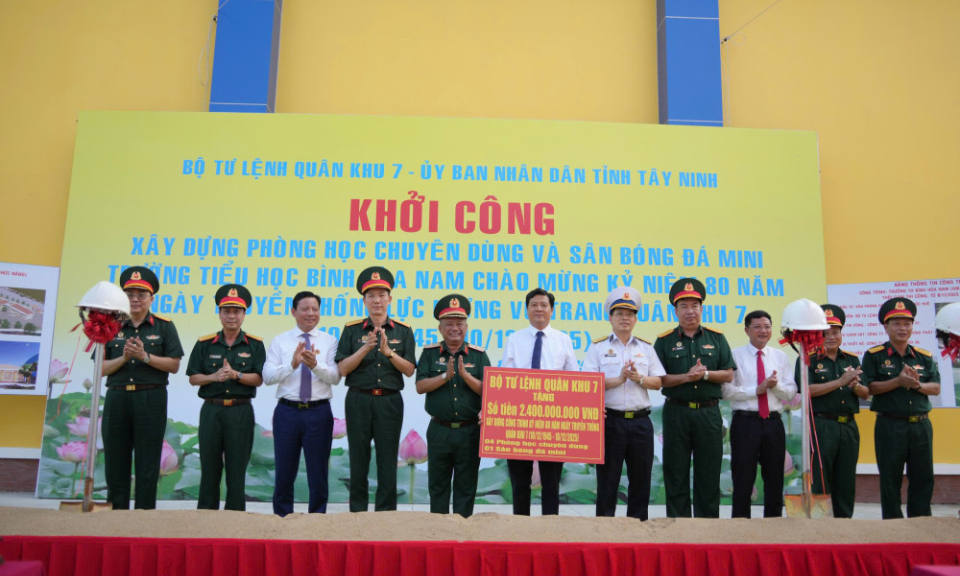Khởi công xây dựng các công trình giáo dục và tặng quà cho học sinh vượt khó