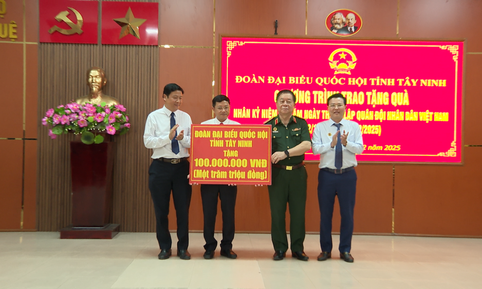 Đoàn ĐBQH tỉnh Tây Ninh tặng quà gia đình chính sách và trẻ em có hoàn cảnh khó khăn