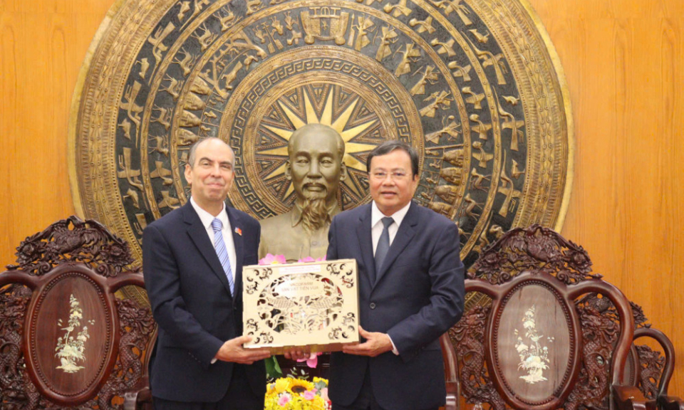 L&atilde;nh đạo tỉnh tiếp Đại sứ Đặc mệnh to&agrave;n quyền Cộng h&ograve;a Cuba Rogelio Polanco Fuentes