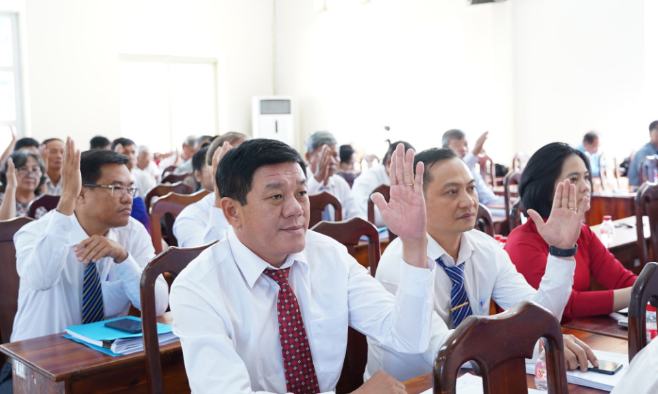 HĐND x&atilde; T&acirc;n Ph&uacute; th&ocirc;ng qua 4 nghị quyết tại kỳ họp thường lệ cuối năm 2025