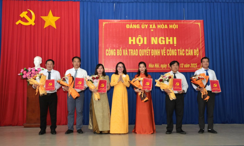 X&atilde; Ho&agrave; Hội c&ocirc;ng bố quyết định về c&ocirc;ng t&aacute;c c&aacute;n bộ