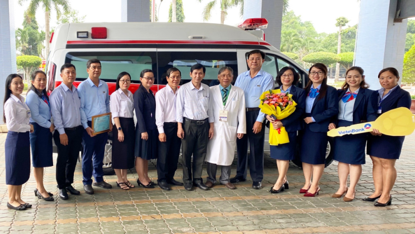 Tặng xe cứu thương cho Bệnh viện Đa khoa Long An