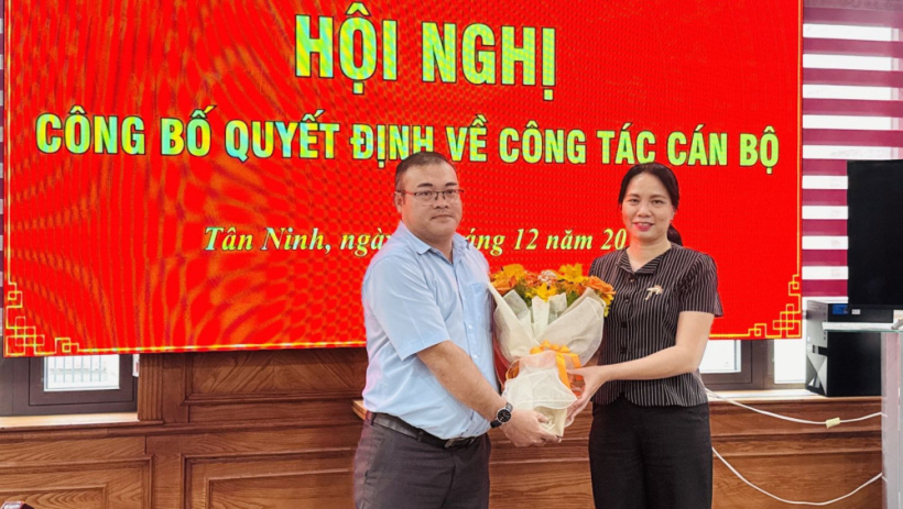 Bổ nhiệm Gi&aacute;m đốc Trung t&acirc;m Phục vụ h&agrave;nh ch&iacute;nh c&ocirc;ng phường T&acirc;n Ninh