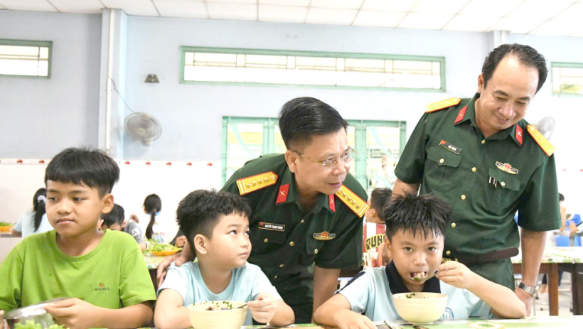 Bộ Chỉ huy Qu&acirc;n sự tỉnh T&acirc;y Ninh tổ chức nấu ăn cho trẻ em mồ c&ocirc;i, c&oacute; ho&agrave;n cảnh kh&oacute; khăn