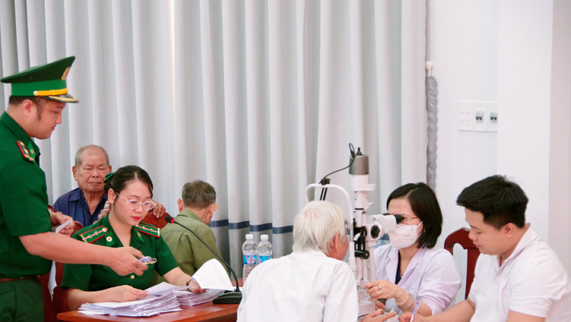 Kh&aacute;m mắt miễn ph&iacute; v&agrave; tặng qu&agrave; cho người d&acirc;n bi&ecirc;n giới