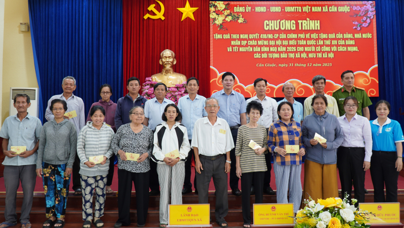 X&atilde; Cần Giuộc: Tặng qu&agrave; tết gần 1,7 tỉ đồng