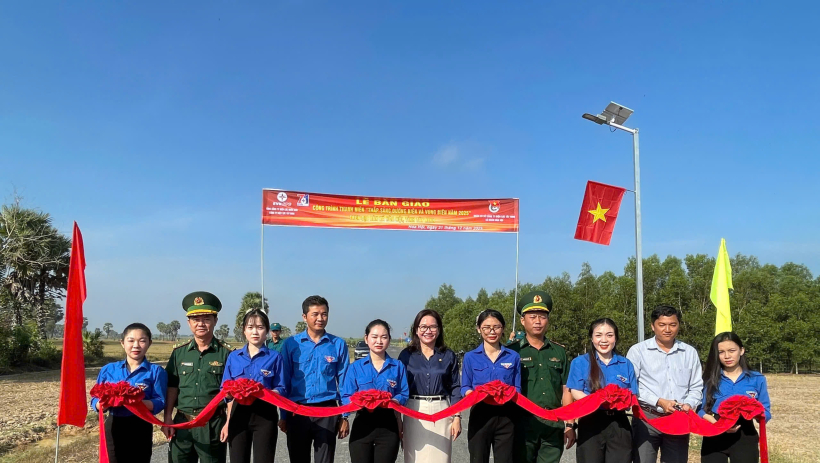 B&agrave;n giao c&ocirc;ng tr&igrave;nh 'Thắp s&aacute;ng đường bi&ecirc;n giới'