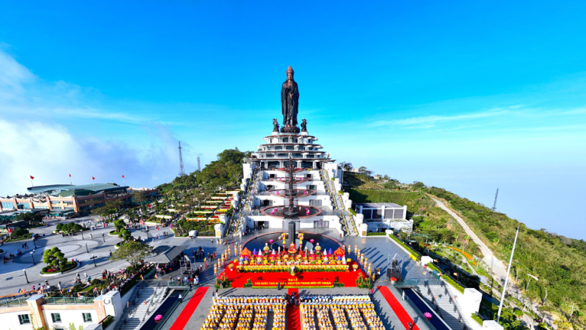 Đại lễ cầu quốc th&aacute;i d&acirc;n an tr&ecirc;n đỉnh n&uacute;i B&agrave; Đen