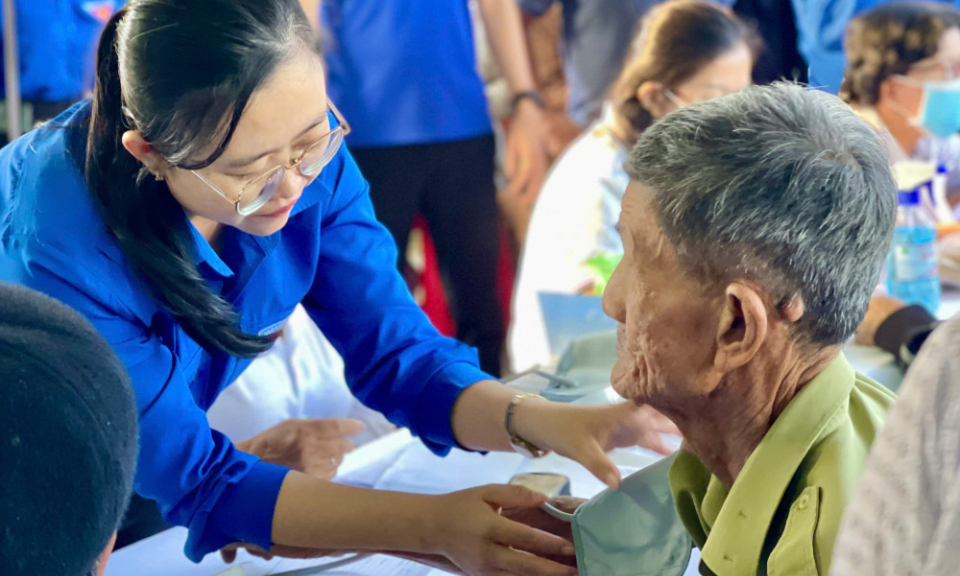 Khám bệnh, cấp thuốc miễn phí cho người dân xã Mỹ Quý
