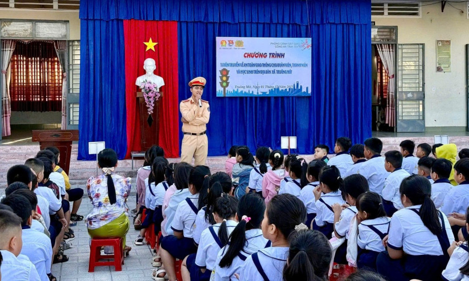 Tuyên truyền an toàn giao thông cho học sinh xã Truông Mít