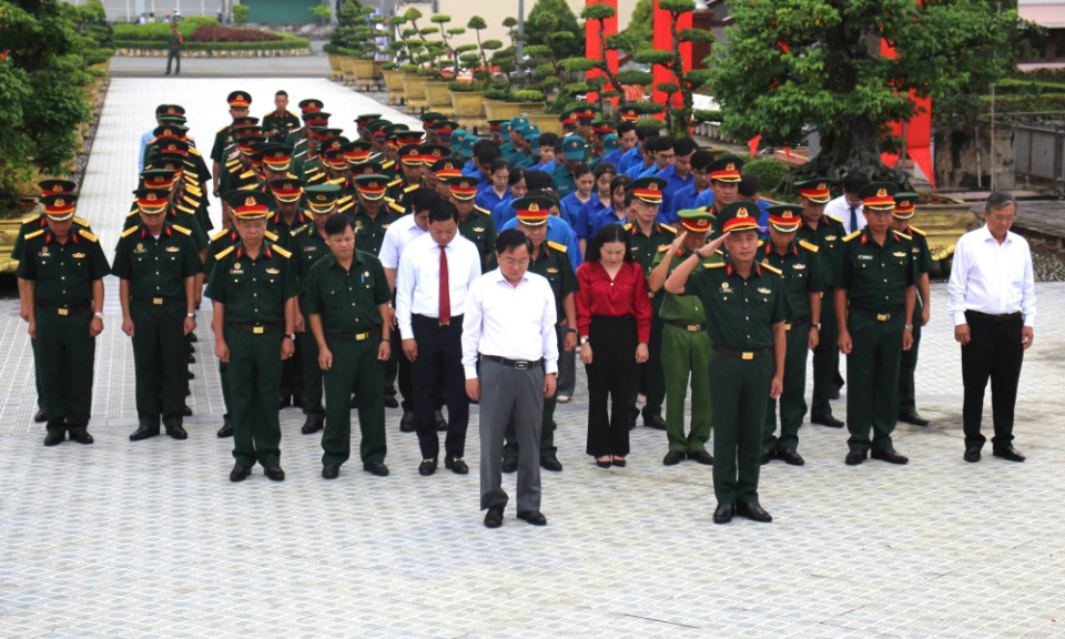 Lãnh đạo tỉnh Tây Ninh, Bộ Tư lệnh Quân khu 7 viếng Nghĩa trang liệt sĩ tỉnh