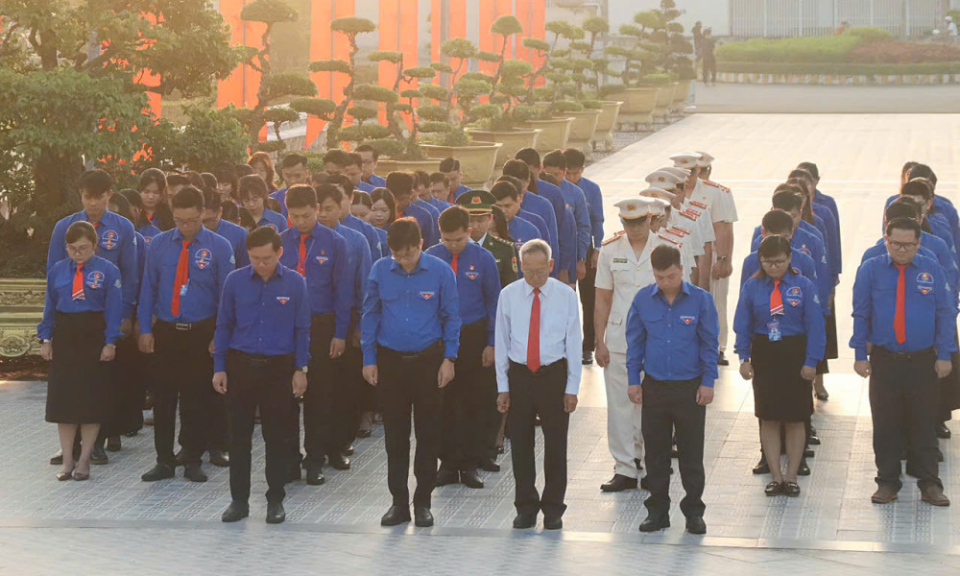 Đại biểu Đại hội Đoàn TNCS Hồ Chí Minh tỉnh Tây Ninh viếng Nghĩa trang liệt sĩ tỉnh