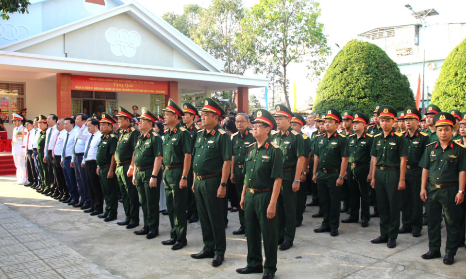 Bộ Tư lệnh Quân khu 7 dâng hương tại Bia truyền thống lực lượng vũ trang Quân khu 7