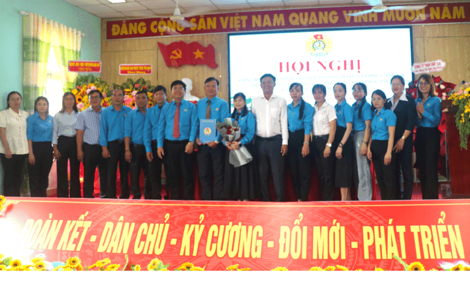 Công bố quyết định thành lập Công đoàn xã Long Cang