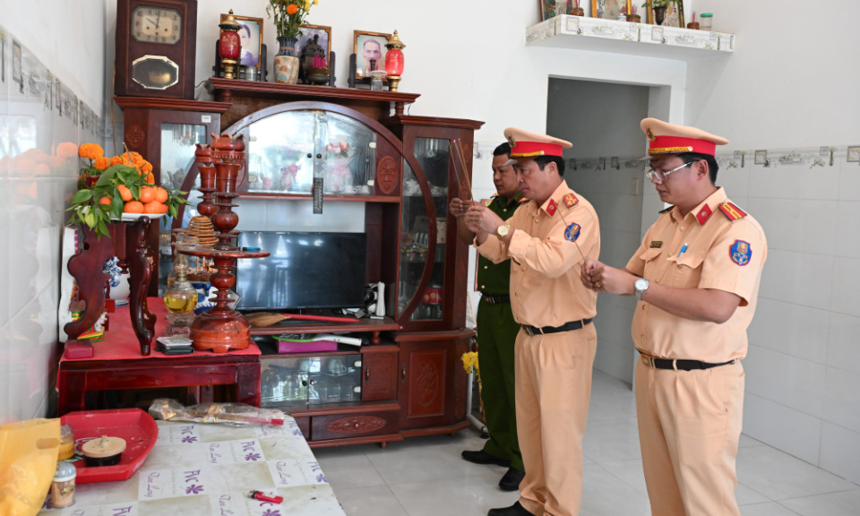 Ban An toàn giao thông tỉnh thăm gia đình nạn nhân tử vong do tai nạn giao thông