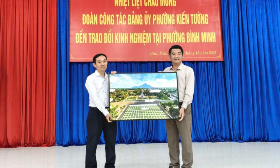 Phường Bình Minh và phường Kiến Tường trao đổi kinh nghiệm về vận hành mô hình chính quyền địa phương 2 cấp