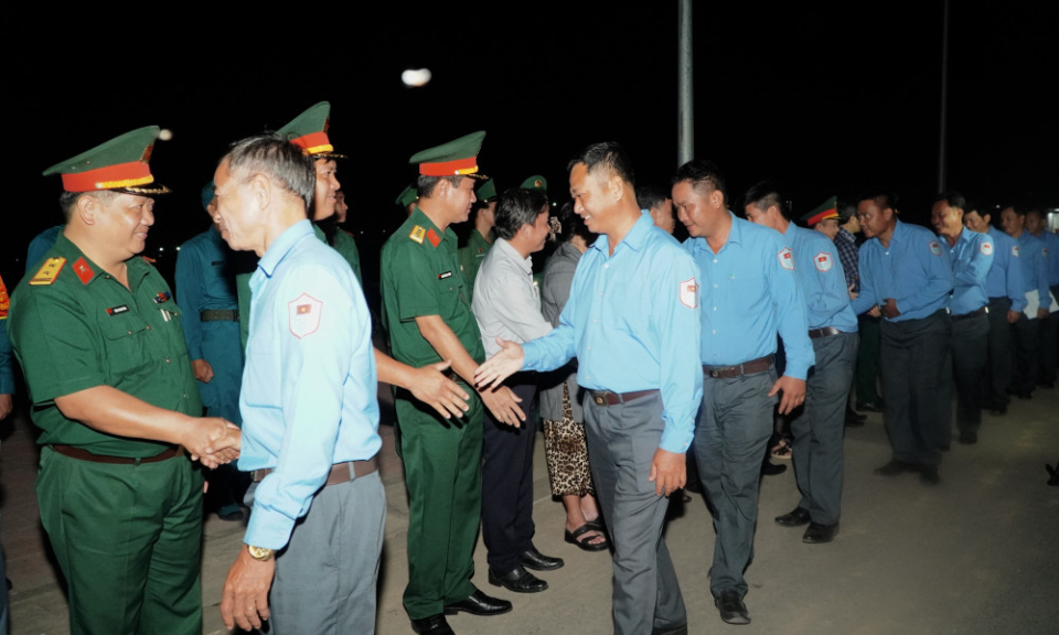 Đón hài cốt liệt sĩ, quân tình nguyện và chuyên gia Việt Nam hy sinh tại Campuchia