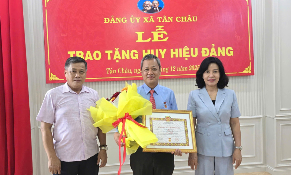 Nguyên Phó Chủ tịch UBMTTQ Việt Nam tỉnh Tây Ninh Võ Quốc Thắng nhận Huy hiệu 30 năm tuổi Đảng