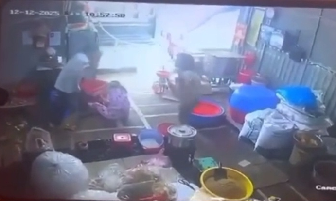 Điều tra vụ chồng dùng dao chém vợ nhiều nhát rồi tự sát 