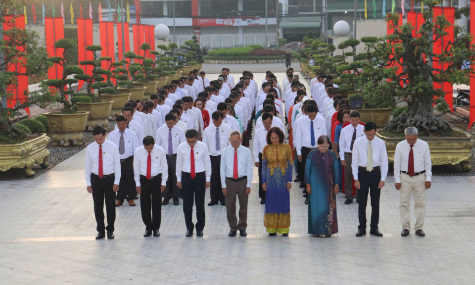 Đoàn đại biểu Đại hội đại biểu Hội Nông dân tỉnh viếng Nghĩa trang liệt sĩ tỉnh