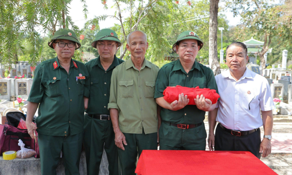 Tiễn đưa hương linh, h&agrave;i cốt liệt sĩ Phan B&aacute; Tạ về qu&ecirc; hương an t&aacute;ng