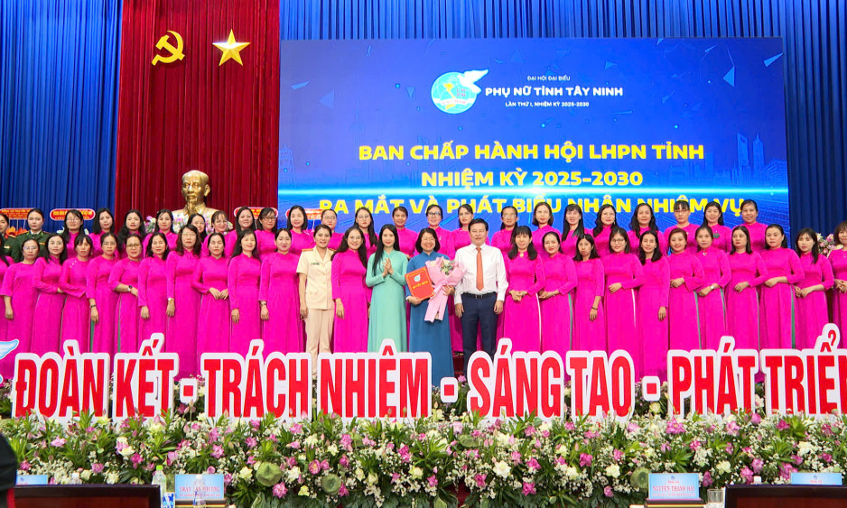 B&agrave; Phan Thị Th&ugrave;y V&acirc;n giữ chức vụ Chủ tịch Hội Li&ecirc;n hiệp Phụ nữ tỉnh T&acirc;y Ninh
