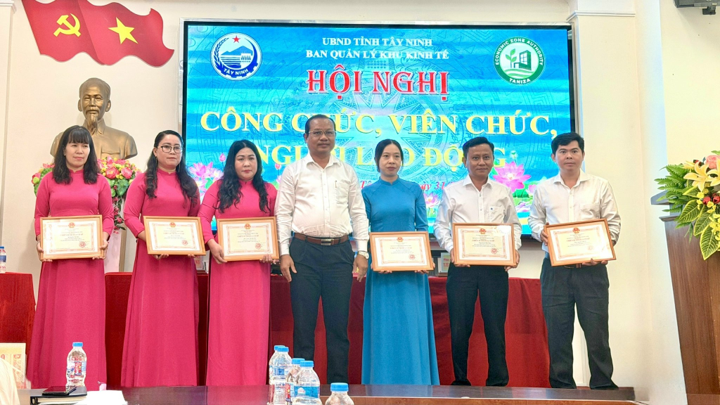Nhiều cá nhân và tập thể nhận khen thưởng vì có thành tích tốt trong triển khai nhiệm vụ năm 2025