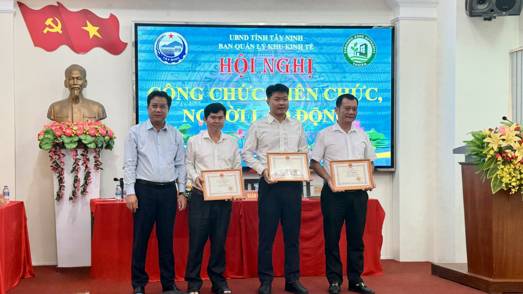 Nhiều cá nhân và tập thể nhận khen thưởng vì có thành tích tốt trong triển khai nhiệm vụ năm 2025