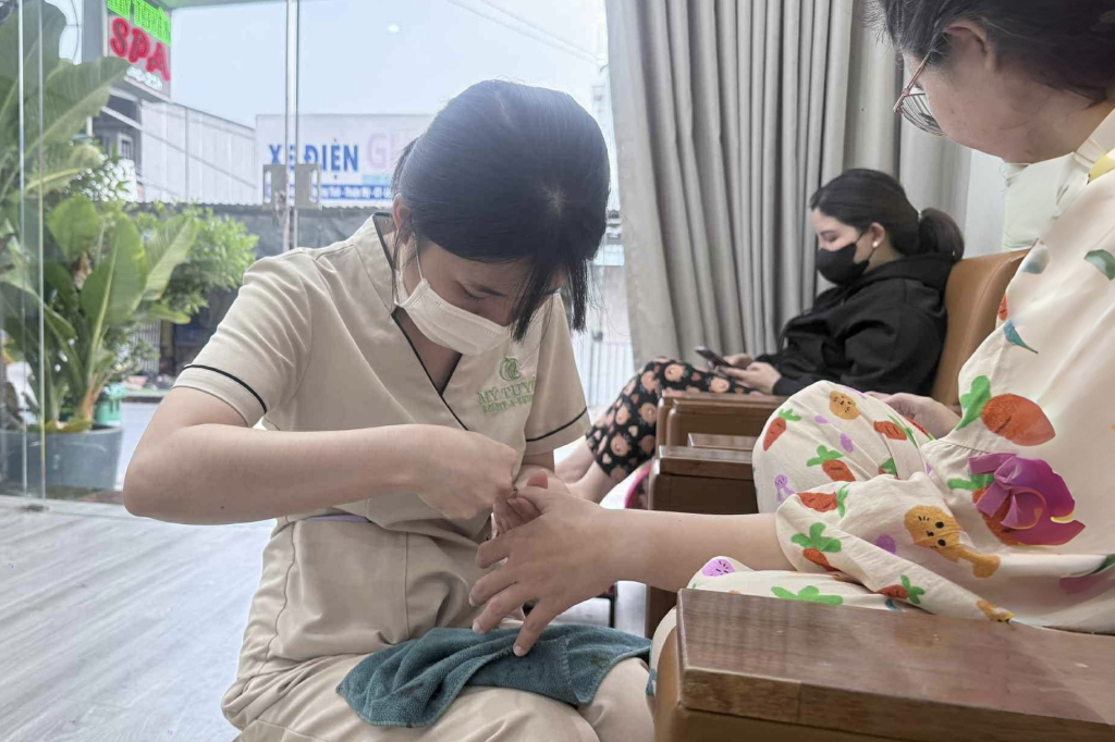 Bạn trẻ 'c&agrave;y' việc xuy&ecirc;n Tết 