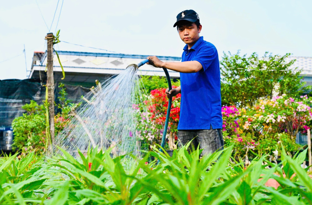 Lương Văn Ph&uacute;c: Thủ lĩnh trẻ với kh&aacute;t vọng l&agrave;m gi&agrave;u từ sắc hoa