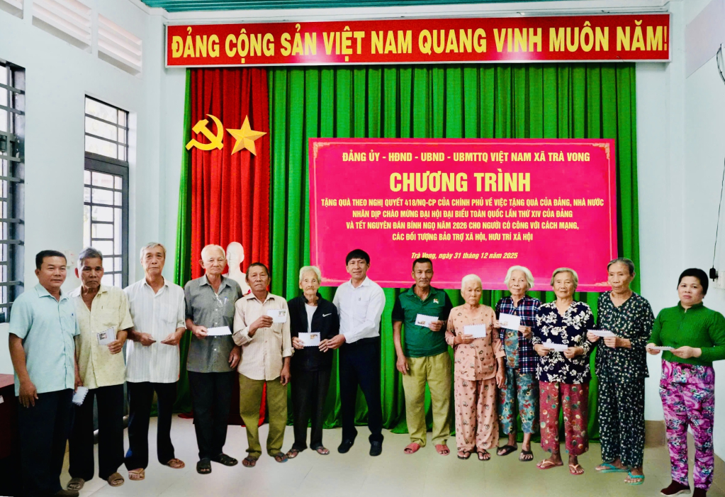 2,nguoi,co,cong,doi,tuong,bao,tro,xa,hoi,va,nguoi,huong,huu,tri,xa,hoi,nhan,qua,tet,theo,nghi,quyet,418nqcp,tai,xa,tra,vong,09531702.jpg