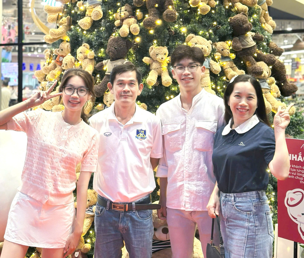 Ấm &aacute;p hạnh ph&uacute;c gia đ&igrave;nh trong m&ugrave;a Gi&aacute;ng sinh