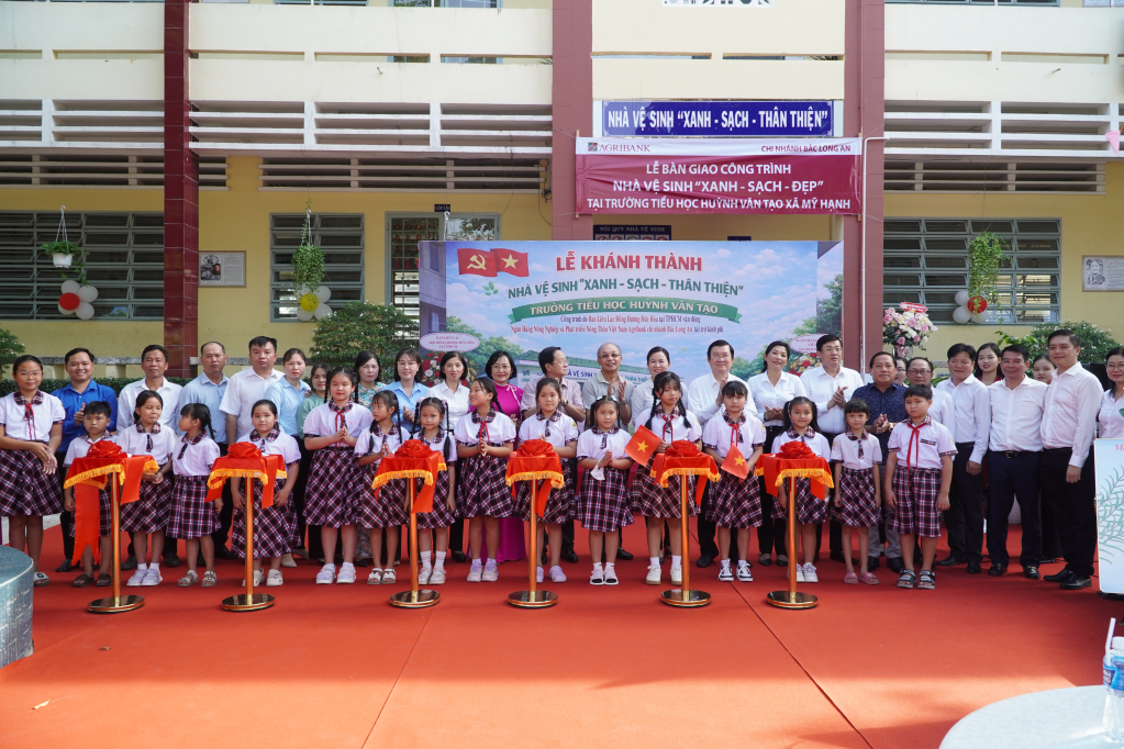 Kh&aacute;nh th&agrave;nh v&agrave; b&agrave;n giao c&ocirc;ng tr&igrave;nh nh&agrave; vệ sinh 'xanh &ndash; sạch &ndash; th&acirc;n thiện'