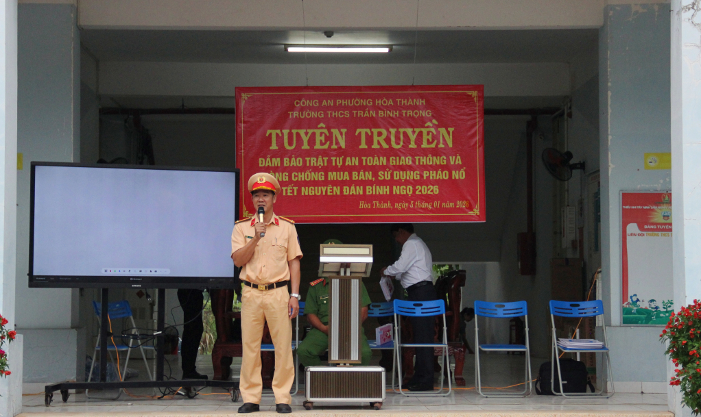 Cán bộ tuyên truyền an toàn giao thông cho học sinh