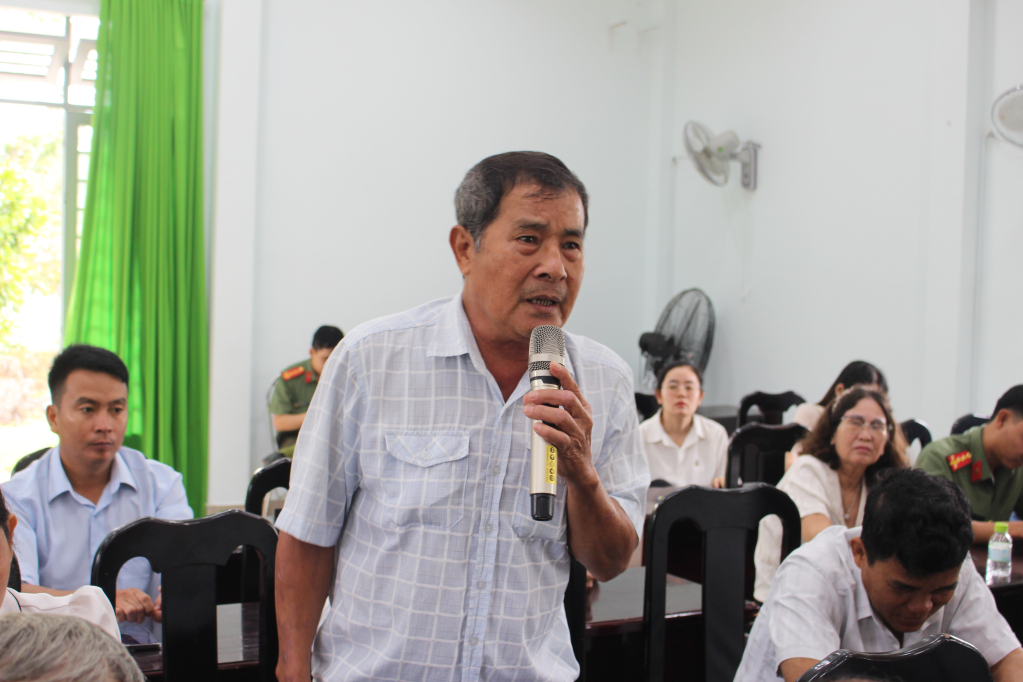 Cử tri ấp Tầm Long nêu kiến nghị.
