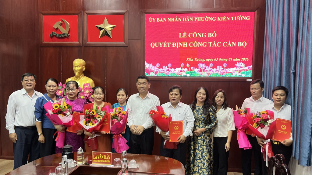 UBND phường Kiến Tường trao quyết định về c&ocirc;ng t&aacute;c c&aacute;n bộ