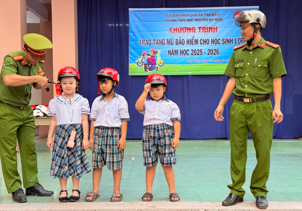 Hướng dẫn học sinh đội mũ bảo hiểm đúng quy cách