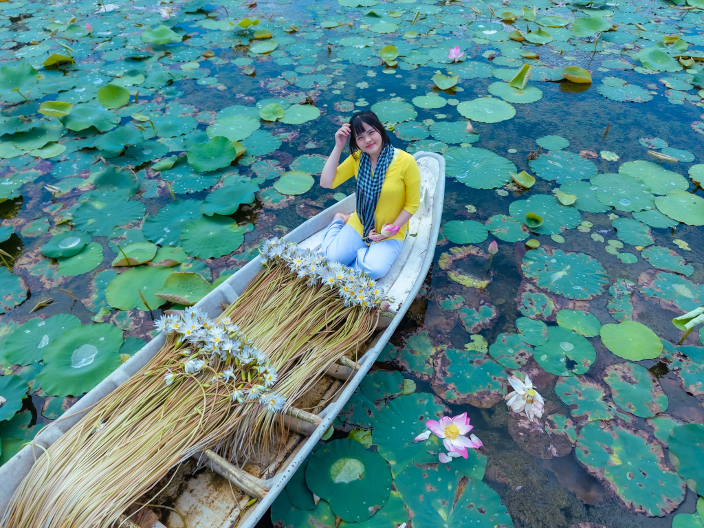 Du khách check in thuyền hoa tại Làng nổi Tân Lập 