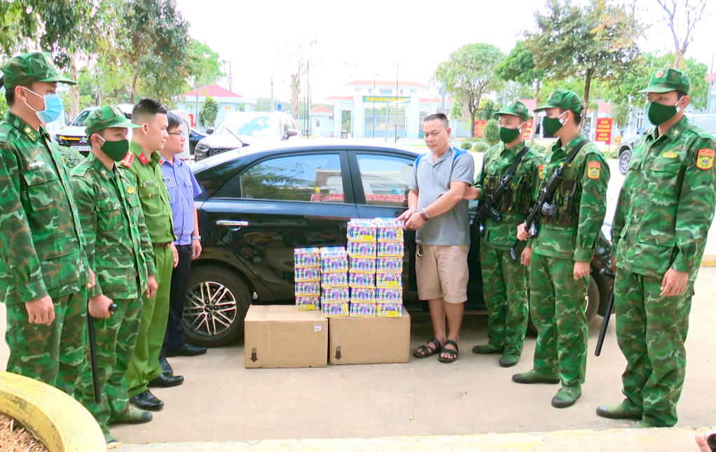 Đồn Bi&ecirc;n ph&ograve;ng T&acirc;n H&agrave; bắt đối tượng d&ugrave;ng &ocirc; t&ocirc; chở ph&aacute;o lậu