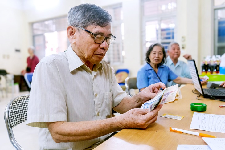 Chi gộp hai th&aacute;ng lương hưu trước Tết Nguy&ecirc;n đ&aacute;n 2026