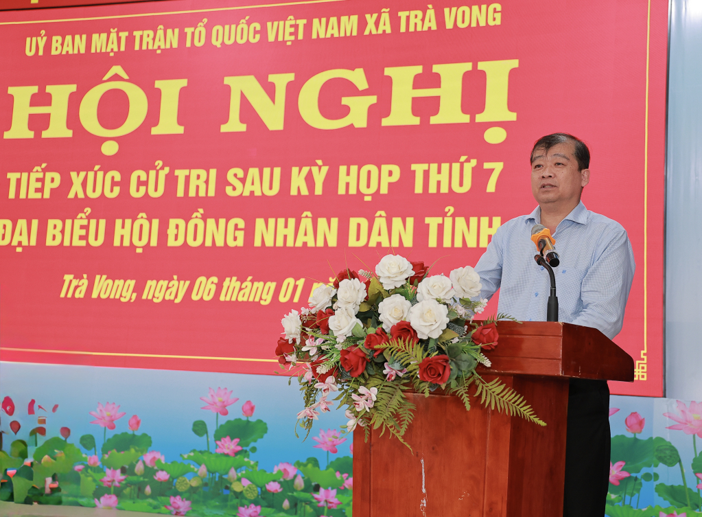 Cử tri x&atilde; Tr&agrave; Vong thắc mắc việc thu tiền bảo hiểm y tế đối với trẻ em