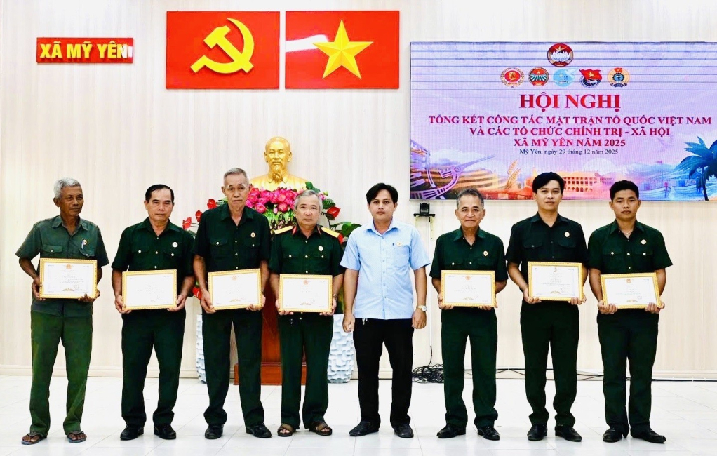 Bộ đội Cụ Hồ l&agrave;m đẹp l&agrave;ng qu&ecirc;